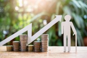 如何知曉基金分類中的A類C類區(qū)別？A類C類在投資選擇上有何不同？