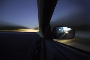 如何區(qū)分前后霧燈以確保行車安全？這種區(qū)分對夜間駕駛有何影響？