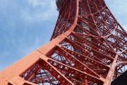 自由度高、畫面精美的免費(fèi)游戲模仿大受歡迎，最刺激、畫面逼真的5V5在線戰(zhàn)斗游戲，眾玩家熱捧的完全免費(fèi)游戲