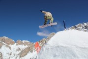 一場(chǎng)在雪地里舉行的冰上運(yùn)動(dòng)會(huì)，雪地里的冰雪英雄賽，一次精彩絕倫的冰上運(yùn)動(dòng)盛會(huì)