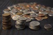 如何進行貨幣兌換的操作？這些操作方法對資金流動有何影響？
