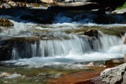 夢(mèng)中的水之流，夢(mèng)中的水之流，追尋心靈的寧?kù)o與深邃。