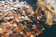 黃金投資與股票投資的區(qū)別是什么？這些區(qū)別如何影響投資策略？