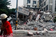 “相當于約一千顆原子彈”！強震后的緬甸曼德勒40℃高溫，中國翡翠商人擠在后備廂緊急逃難