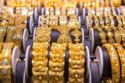 金價(jià)回調(diào)，部分品牌金飾價(jià)格跟跌！上車還是離場？