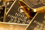 國際金價(jià)上周每盎司回調(diào)近100美元 現(xiàn)在該“買”還是“賣”？金價(jià)波動(dòng)上“熱搜”