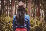 女人夢到頭發(fā)掉了好多，解析夢境與心理暗示，女人夢到頭發(fā)大量掉落的心理暗示與解析