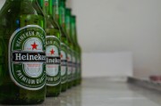 飛天茅臺(tái)散瓶跌破2300還沒止跌，原箱2365元，茅臺(tái)先穩(wěn)股價(jià)超30億元首次回購(gòu)