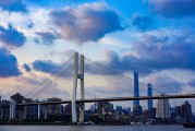 滄州市是河北省的一個(gè)地級(jí)市，位于河北省南部。自古以來就是我國的京畿重地和軍事要塞，有著深厚的歷史文化底蘊(yùn)。在過去的歲月中，滄州市以其豐富的旅游資源和眾多的文化活動(dòng)吸引了大量的游客。，滄州市，歷史悠久，旅游資源豐富