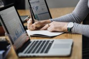剖析在進(jìn)行數(shù)據(jù)分析時(shí)如何利用 Analytics 網(wǎng)站流量，Analytics 網(wǎng)站流量，數(shù)據(jù)驅(qū)動(dòng)的分析和優(yōu)化策略