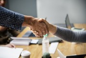 因委托理財合同糾紛，方鵑起訴上海小村資產(chǎn)管理有限公司等