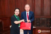 潘基文向蔡磊贈(zèng)送人參，蔡磊期待未來與潘基文中心攜手攻克漸凍癥