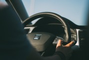 如何安全拆卸邁銳寶車型的手套箱？這種拆卸對車輛內(nèi)部安全有何影響？