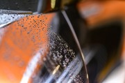 如何去除汽車玻璃油膜？這種清潔方法對視線清晰度有何影響？