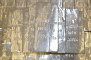 國際金價再創(chuàng)新高，水貝市場576元/克價格逼近前期高點！金條商家稱當前價位“不好把握是該買還是該賣”