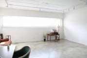 如何進(jìn)行墻紙貼飾以美化居住空間？這種裝飾技巧對家居風(fēng)格有何影響？