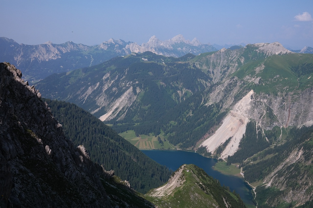 夢(mèng)魘之境——山體滑坡的驚懼與思考，山體滑坡的驚懼與思考，夢(mèng)魘之境的挑戰(zhàn)