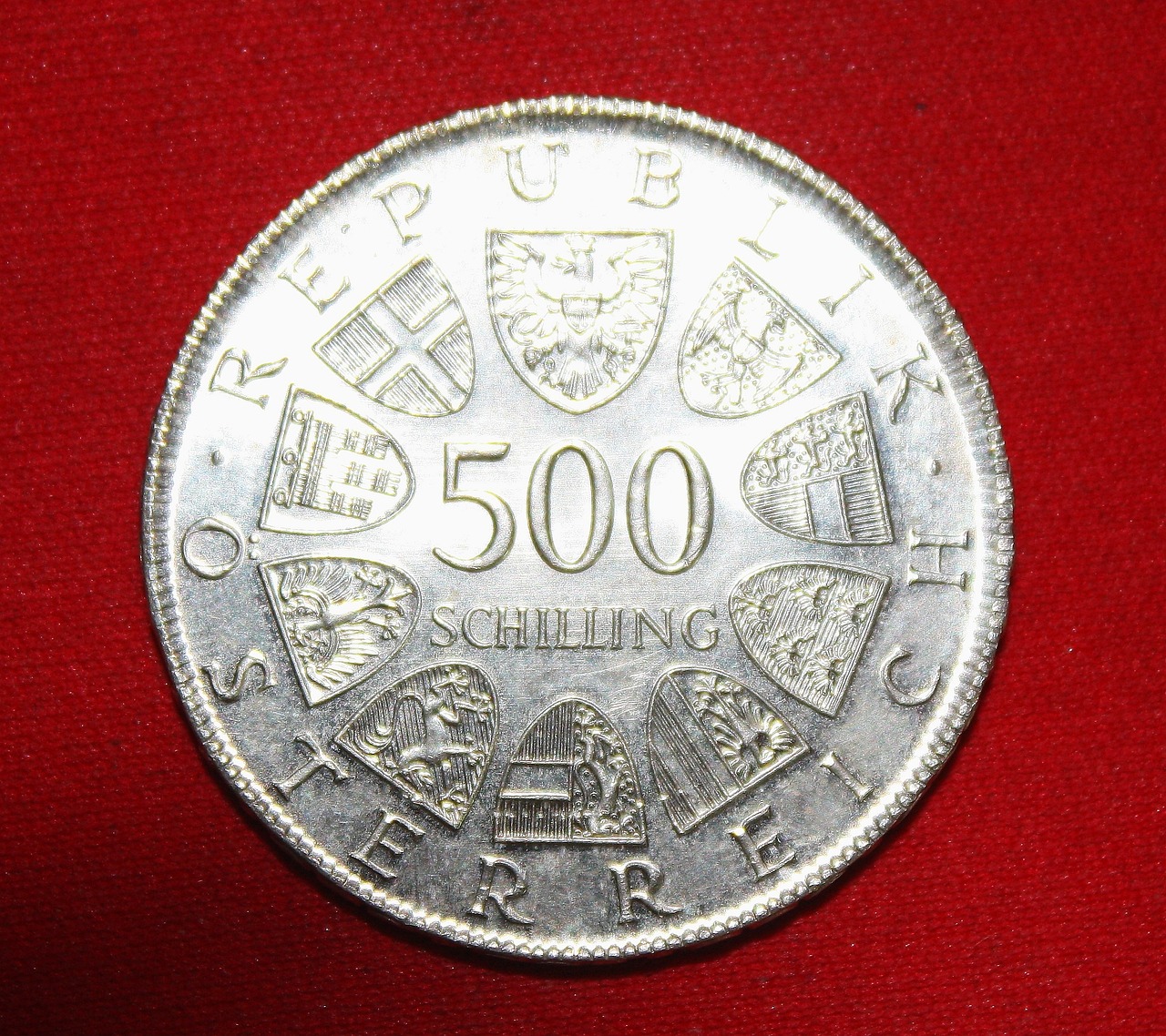 黃金飾品的價格受哪些因素影響？購買時應(yīng)注意哪些細節(jié)？