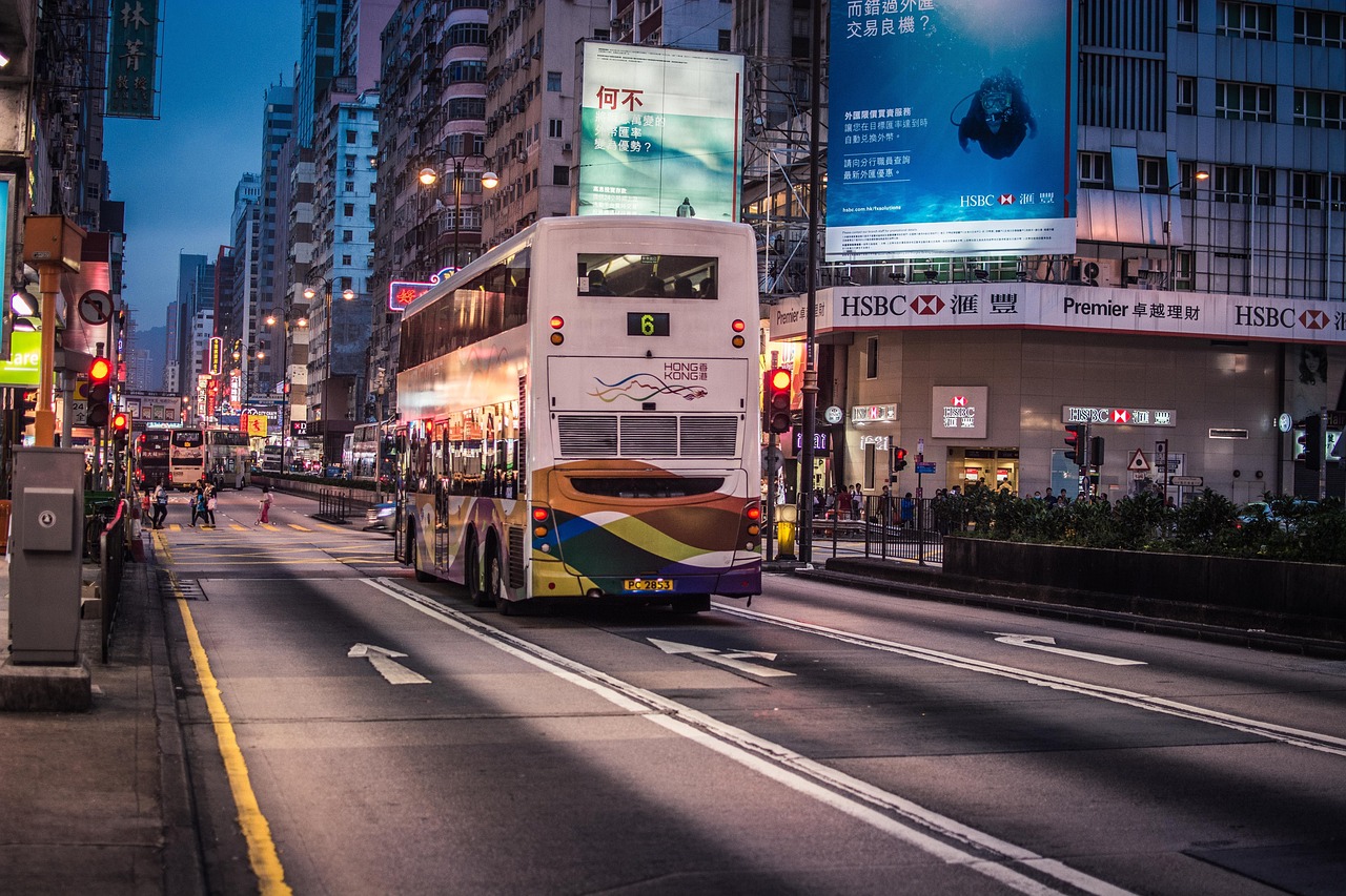 【美股】納指收跌4%創(chuàng)2022年9月以來最大跌幅，特斯拉重挫15%距高點(diǎn)已腰斬