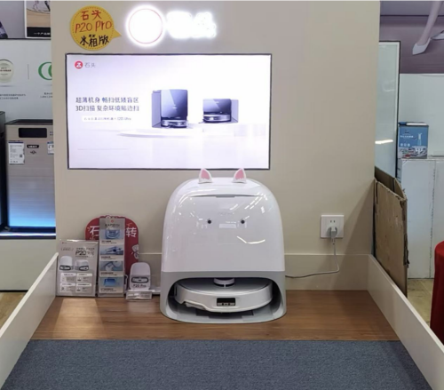 年輕人追捧“電子年貨”！掃地機器人熱銷，科技感與煙火氣交融｜新春走基層