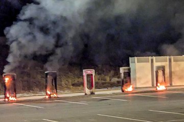 特斯拉在美頻遭縱火、打砸、槍擊！美司法部長：無異于恐怖主義