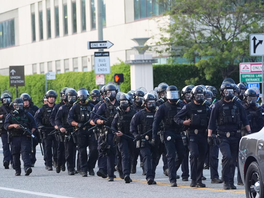 洛杉磯亂了！特朗普下令部署國民警衛(wèi)隊 防長稱或出動軍隊