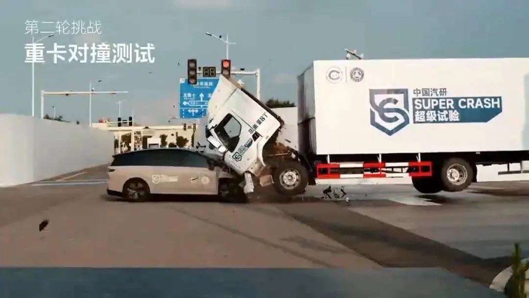 i8“碰撞門”炸鍋！理想主義墜落時刻？